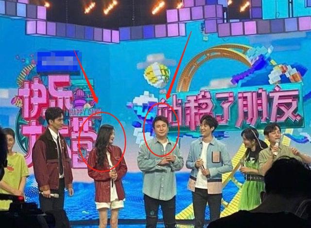 杨幂录制快本，路人拍照却忘了开美颜，这生图