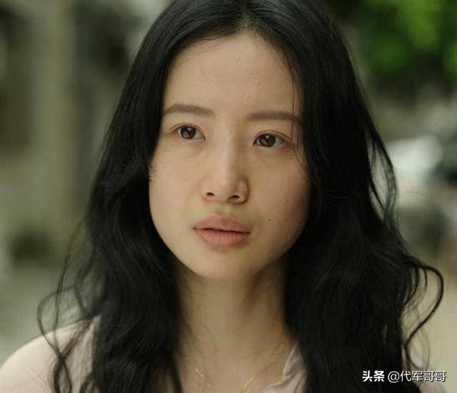 《隐秘的角落》中的厚唇美女，凭借演技走红，如今27岁很美却单身