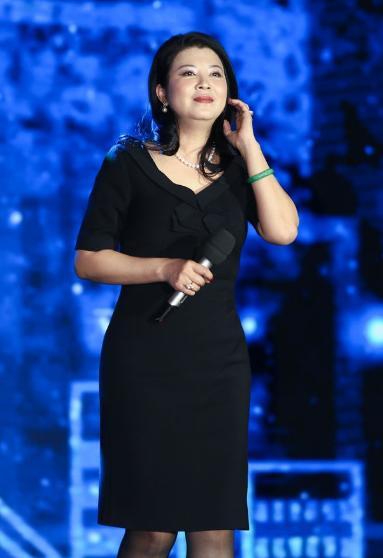 她是乐坛传奇人物，与毛阿敏齐名提携那英，3000万资产被男友卷光