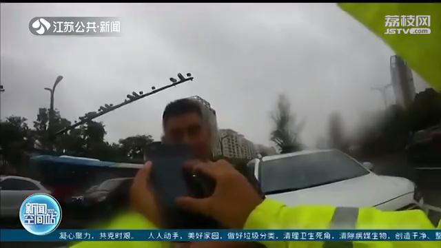 女司机雨天不敢开车 喊朋友&ldquo;帮忙&rdquo;，对方无证驾驶追尾