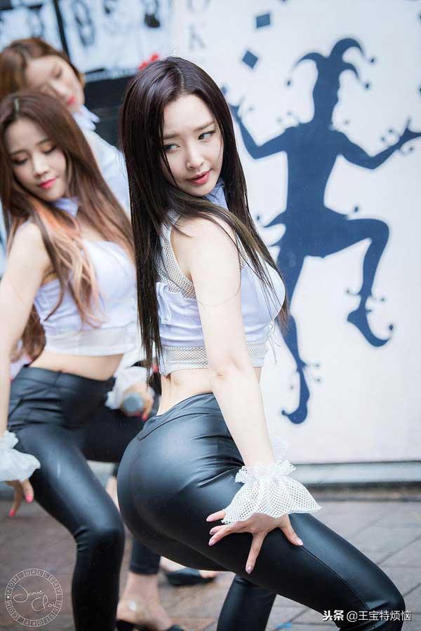 难怪韩国女明星都是皮裤控？穿上后，好身材想藏都藏不住