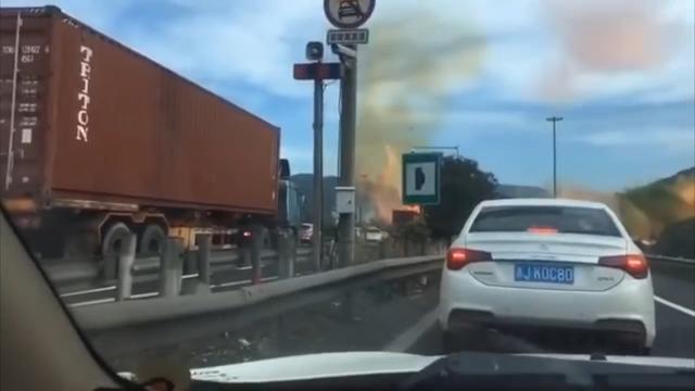 浙江温岭油罐车爆炸，破坏力惊人！高速公路已