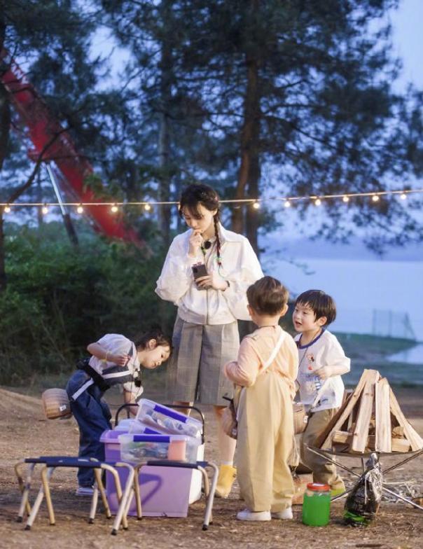 郑爽不愧是国民初恋，就算彩绳编发穿村姑装，