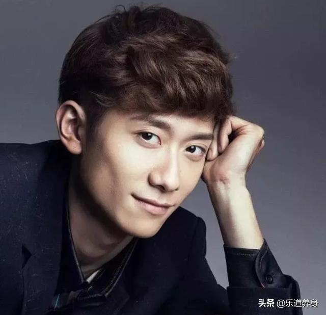 疑似|张一山宋妍霏疑似同居新 头戴黑色棒球帽装扮十分低调