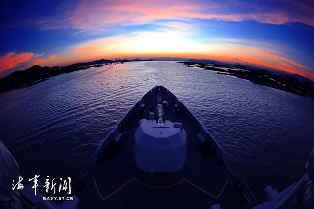 东海，舰艇编队破浪出击