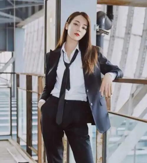 《极限挑战》爆官宣照，迪丽热巴西装太帅气，可惜他不参加了……