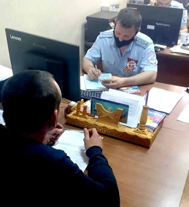 3名摩托车手载着2名几乎全裸的女郎，横穿城市被