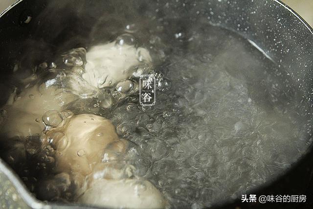 煮鸡蛋，只用清水就错了，多加2种料，鸡蛋又香又嫩，蛋壳更好剥