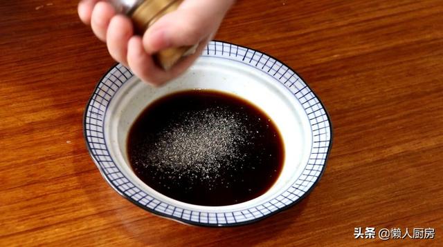 不用油炸不用烤，这是日式鸡肉串的做法，配上大葱一起吃，太香了