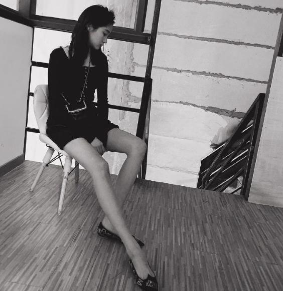 关晓彤仗着腿长就任性，晒照故意不P图，看清身材，鹿晗真有福气