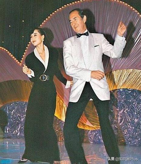 何鸿燊何氏家族悼文，留下四房十七杰，详细了