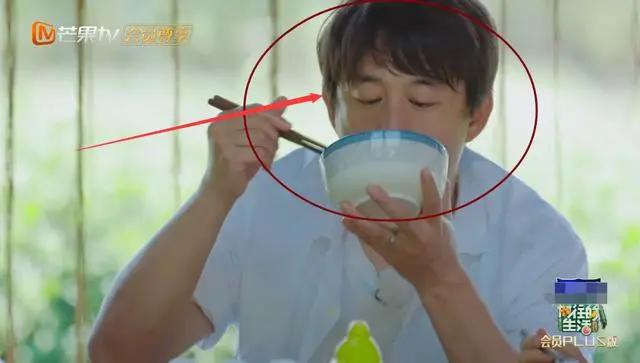 张子枫吃鸭蛋只吃黄被长辈说教，谁注意彭昱畅