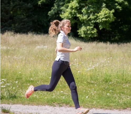 18岁伊丽莎白公主最新照，一袭碎花裙清新又出众，太有女王范儿了