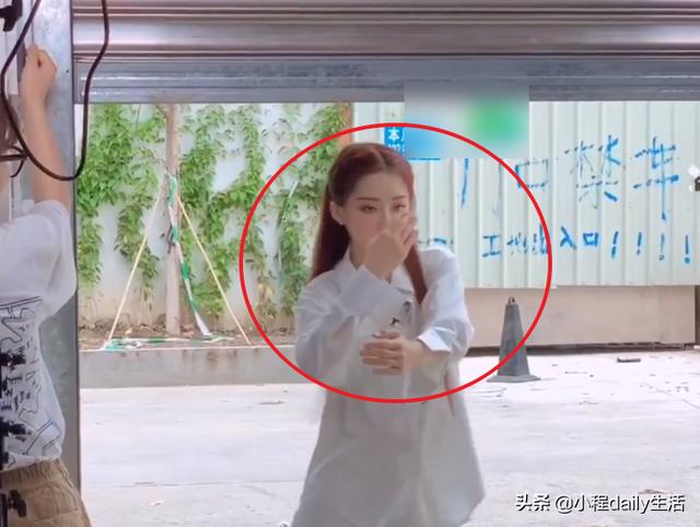 喻言实力宠粉，不怕被嘲勇敢的晒出泳池照，自