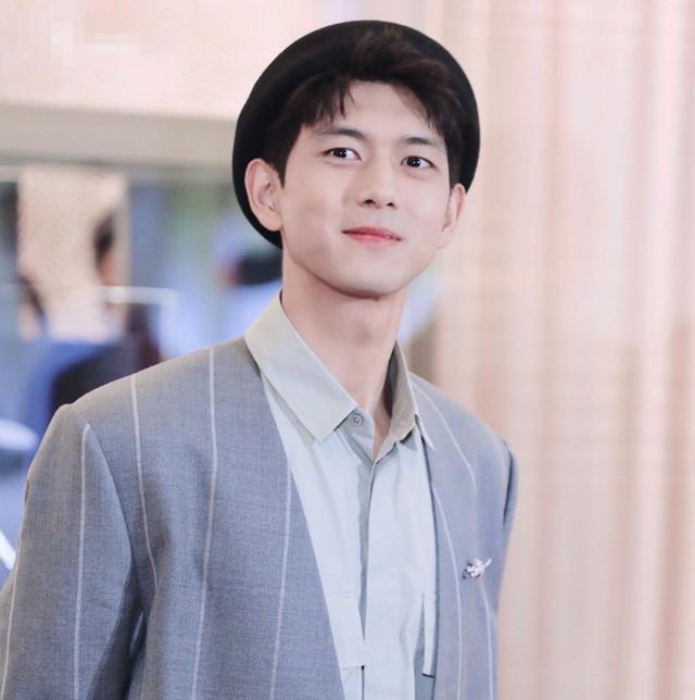 明星与网红合照，开了十级美颜滤镜后的李现，