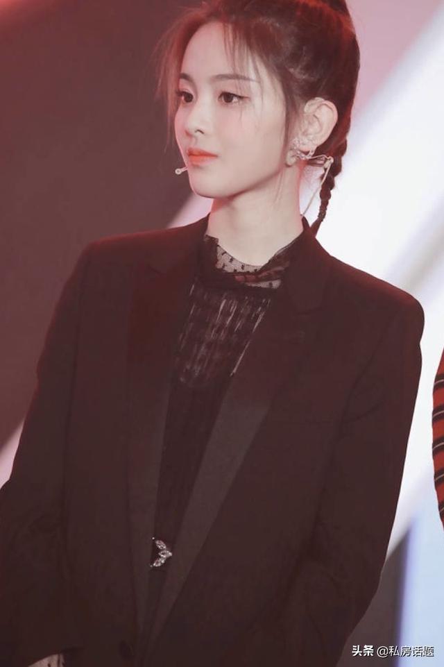 杨超越和鞠婧祎，一个初恋脸，一个高冷脸，你喜欢哪一个