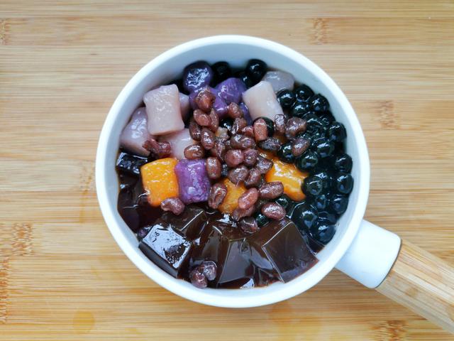 一杯网红奶茶28元，自己在家做超简单，料足成本低，一杯管饱