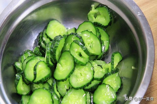 两根黄瓜、一把花生米，大厨做了一道特色凉拌
