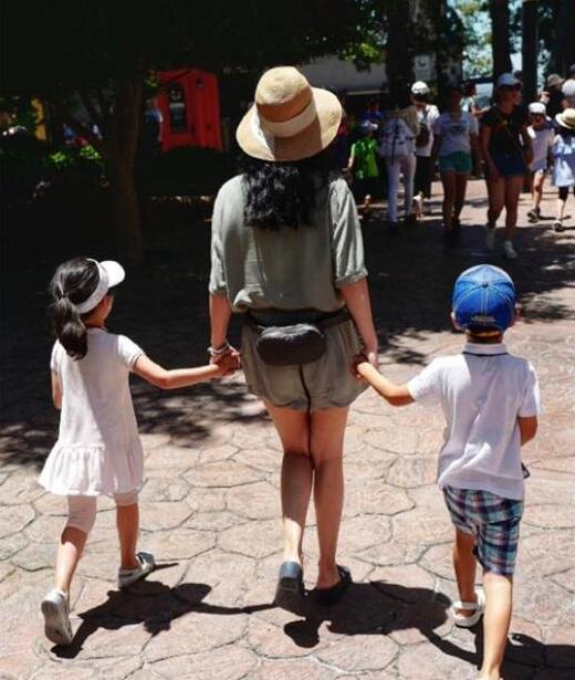 苗圃带龙凤胎两娃出行，和61岁富商老公，一家四口同框合影