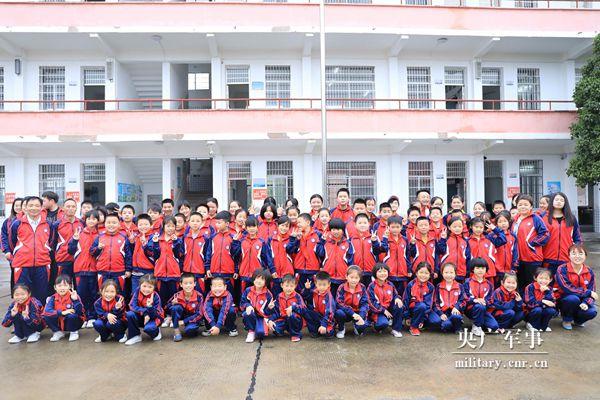 大型追星现场！小学生围着武警叔叔要签名