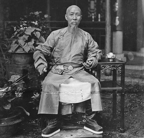 他是溥仪的老师，也是书法大师，“新华门”三