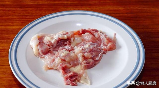 一个人在家吃什么，15元买了2个大鸡腿，做了一盘黑椒鸡腿饭