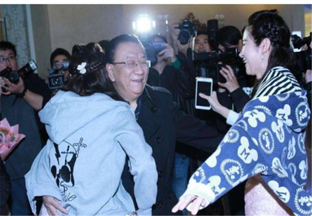 和女弟子涉身“假包门”，73岁相声演员侯耀华，如今又曝新情况