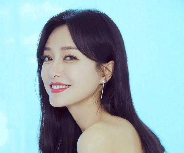 让黄晓明苦追，被陆川求婚四次，感情专一的秦岚为何至今没嫁？