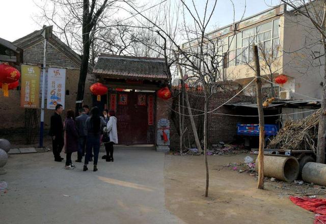 在“大衣哥”的门前，看到了人性的丑陋，朱之