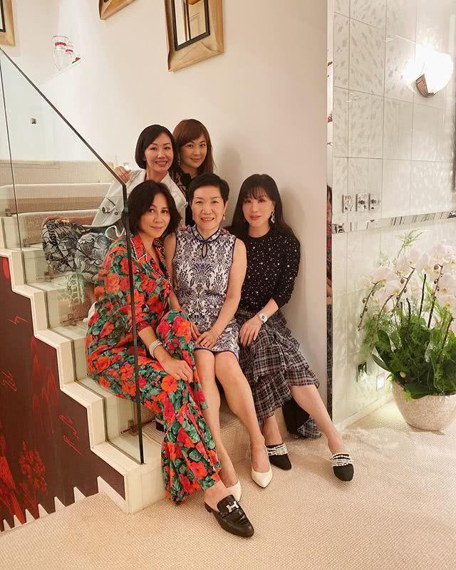 刘嘉玲豪宅中宴请吕良伟太太，被称为是贵妇太