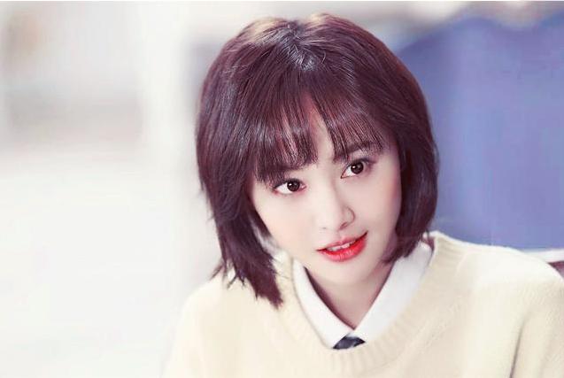 郑爽节目被小孩拽头发，她下意识的反应，暴露