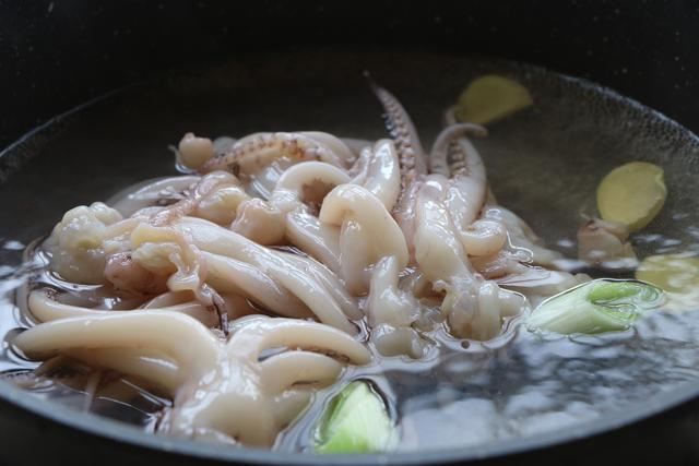 魷魚這樣做太下飯了，加一塊豆腐越燜越香，出鍋饞到流口水