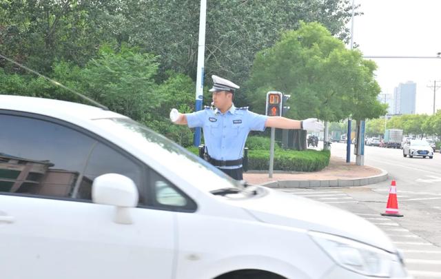 宇向东同志看望慰问高考安保执勤民警