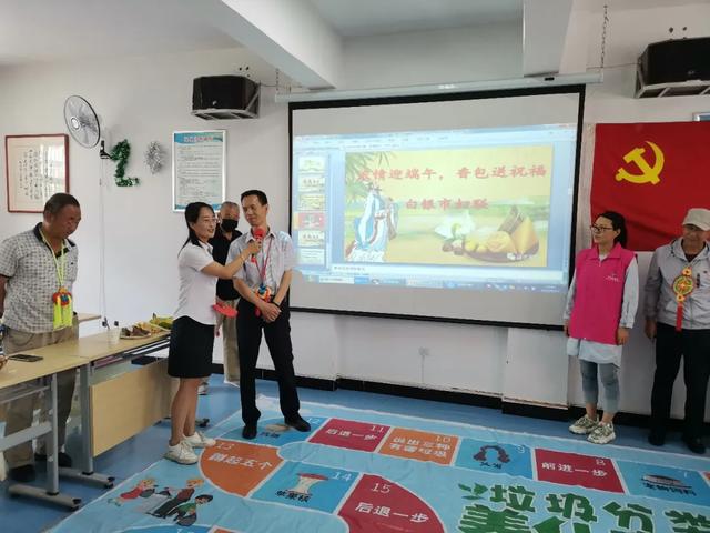 【我们的节日】市妇联开展“浓情迎端午，香包送祝?！被疃?/></p><p class=