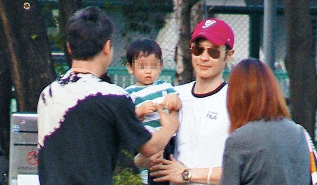 郑嘉颖带儿子公园里玩耍，1岁Rafa帅气可爱，陈凯