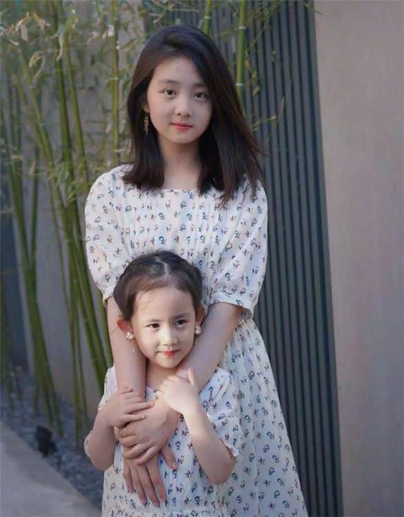 都在夸黄磊女儿长得漂亮，看到赵薇女儿后，网