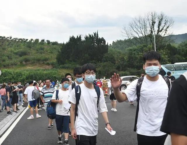 高考前@抱拳了！学霸高考前做手术无法行走 被民警用担架抬进考场