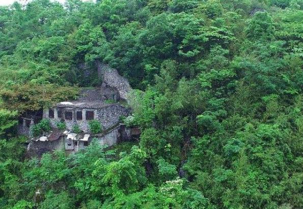 湖南大山深处发现“活人墓”，九旬孤寡老人居住其中，无人敢靠近