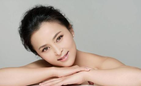 53岁何音近照，与黄志忠离婚9年，跟儿子相依为