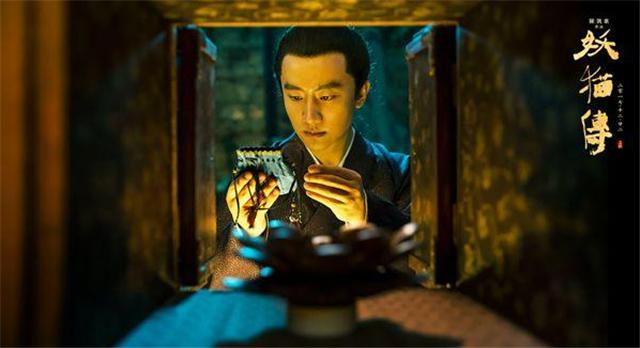 坎坷的黄轩：12岁父母离婚，19岁被张艺谋“忽悠”，21岁成孤儿