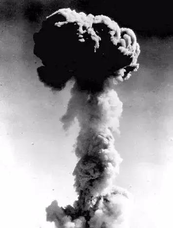 原子弹爆炸时，日本19岁女孩离爆心仅260米，为何能毫发无损存活
