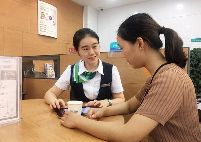 想存一笔五年定期，银行员工却一直劝存一年定