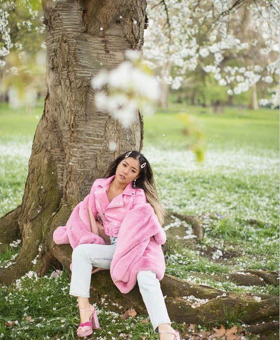 王菊身穿死亡芭比粉皮草展现另类美，却被两个连在一起的美甲抢镜