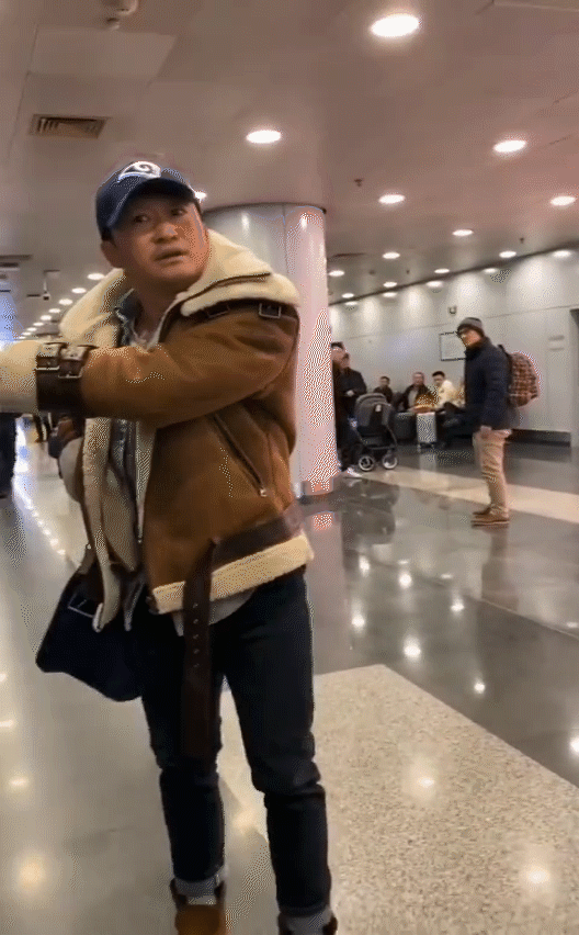 杨幂被代拍恶意拍摄，镜头对准大腿，幸好穿的是短裤