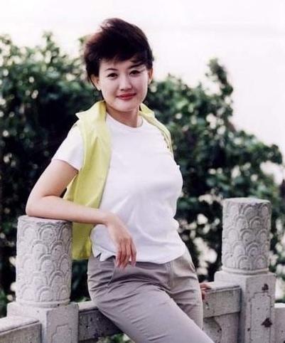 她是央视知名女主播，年近50至今未结婚，独享一