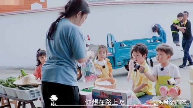 郑爽农村抱孩子坐三轮车，谁注意她把孩子放哪