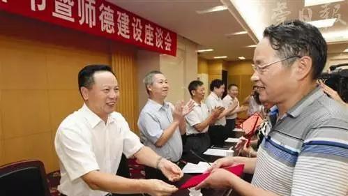 一退休教师亲诉：私立高中老板绞杀公立高中的