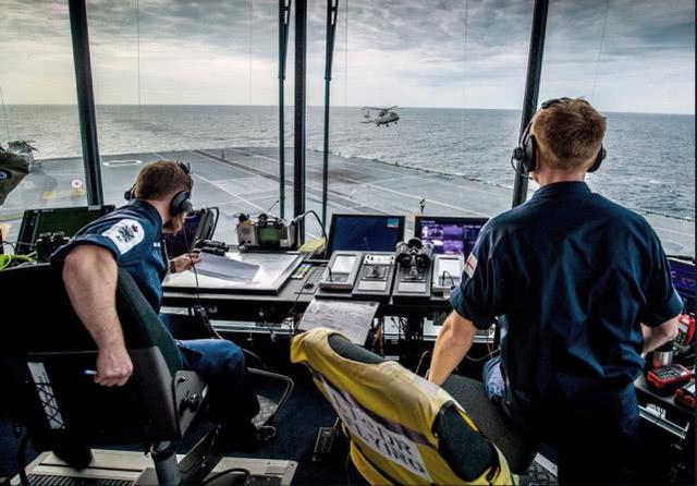 075型攻击舰新设计了全景塔台，大窗户视野的优