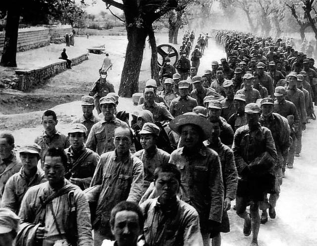 关键的一年（少见的抗战图集）