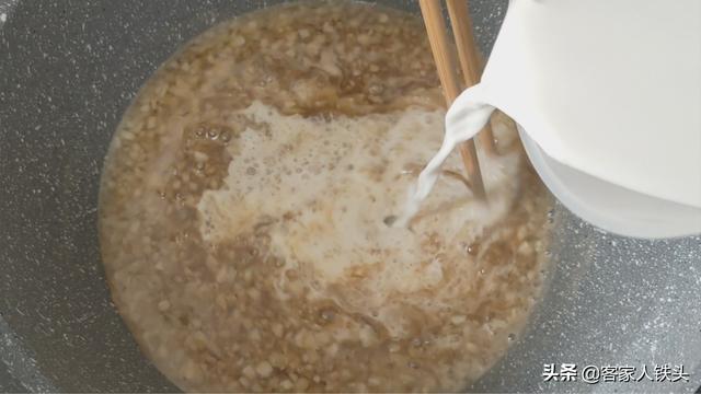 夏季超火的马蹄糕，教你家常做法，配方详细，口感冰爽Q弹又好吃